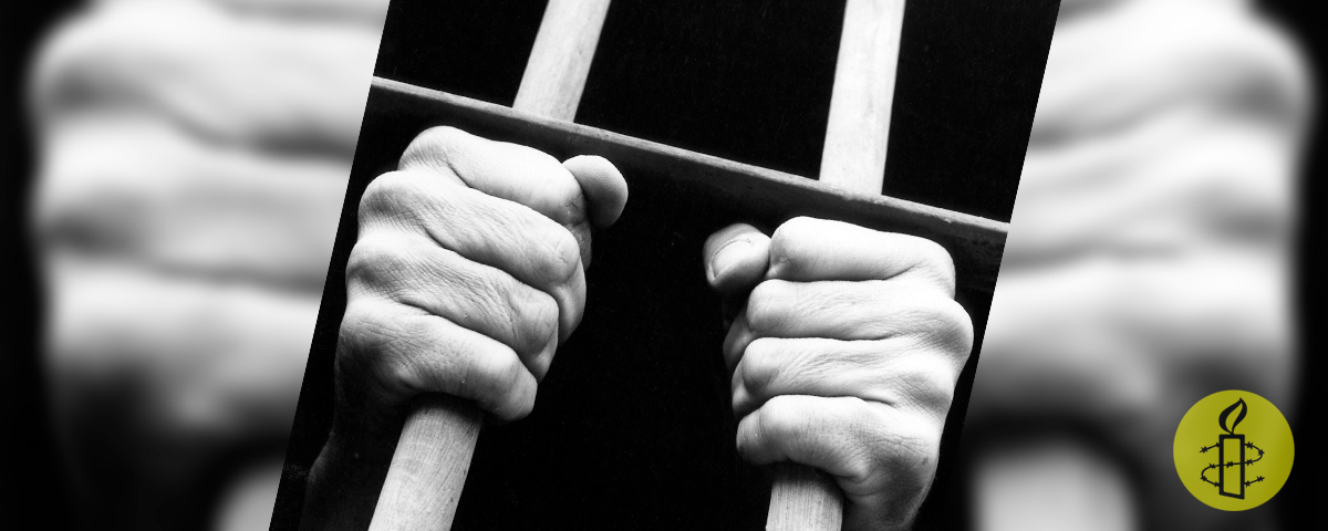 217036_Hands_through_cell_bars