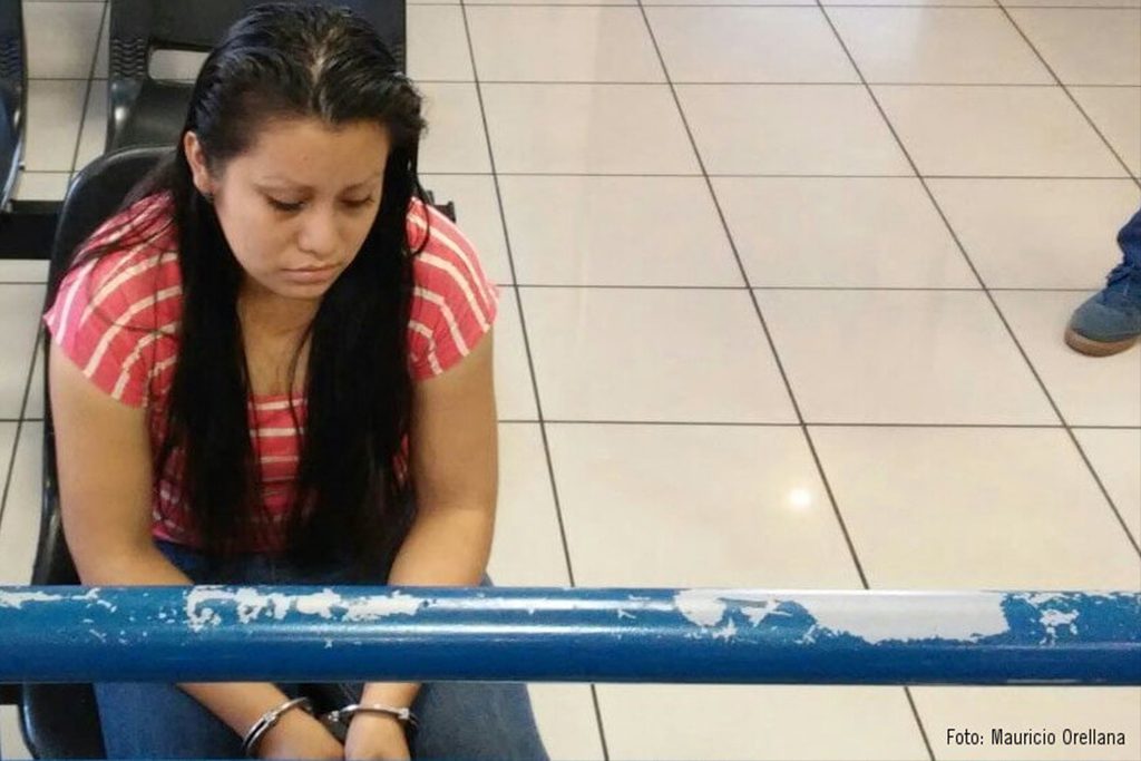El Salvador: mujer de 19 años condenada a prisión por injusta ley anti-aborto