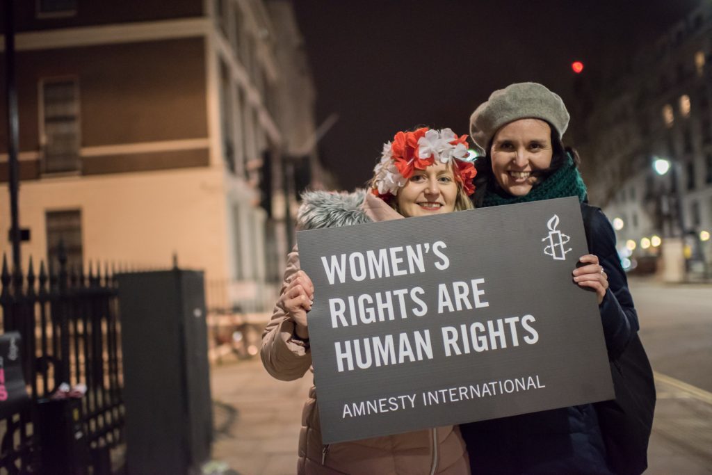 Protestantes en Londres "Los derechos de las mujeres son derechos humanos"
