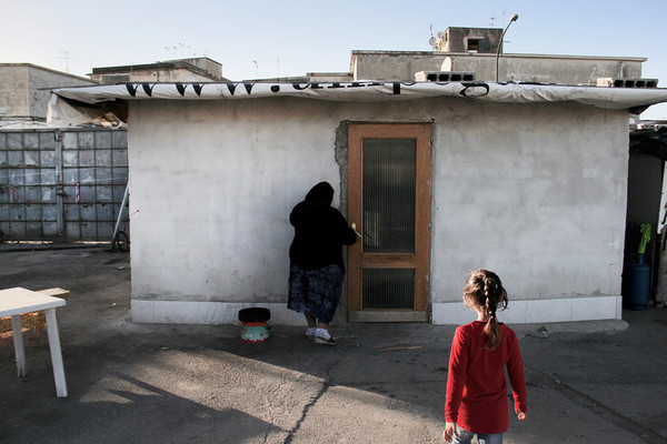 The settlement of Gianturco in Naples accommodates a big Romanian community since years. Now there's a real risk of a forced eviction as the private land is being reclaimed. The local authorities plan to relocate 200 of the residents to a new segregated camp, while the remaining hundreds risk being rendered homeless. Naples, March 2016. © AMNESTY INTERNATIONAL/CLAUDIO MENNA.