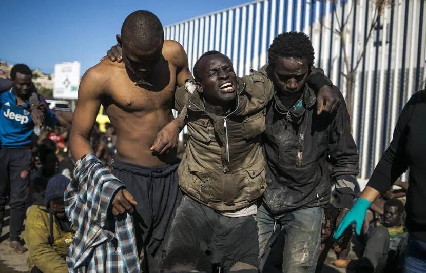 830x532_migrants-arrivent-centre-detention-apres-avoir-traverse-clotures-separant-enclave-espagnole-melilla-maroc-melilla-espagne - Edited