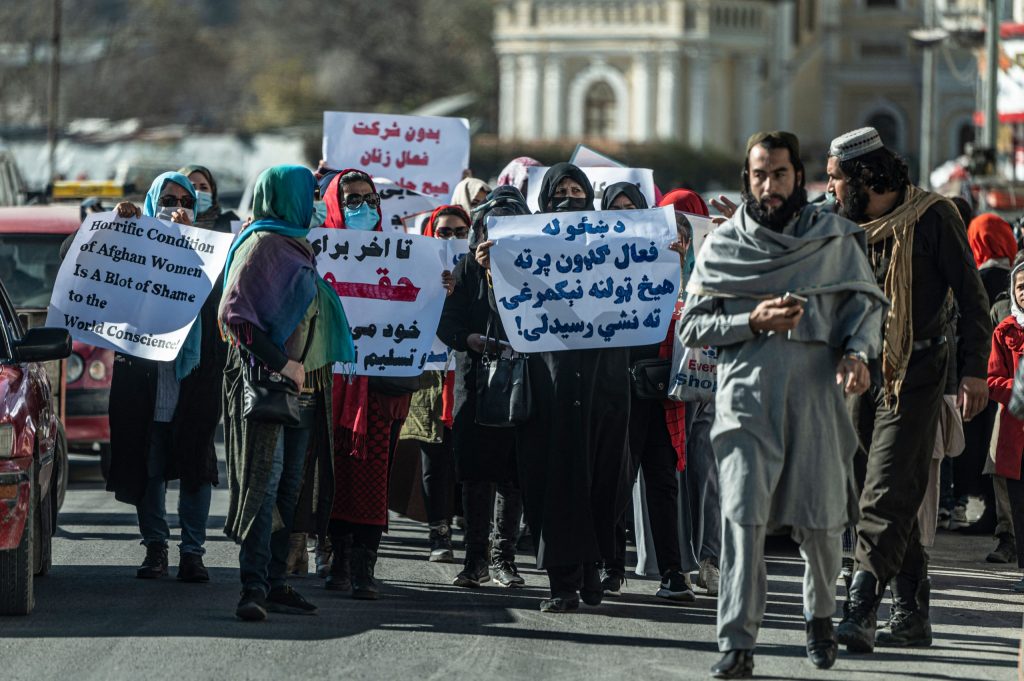 Afganistán: dejen de castigar a las mujeres que protestan