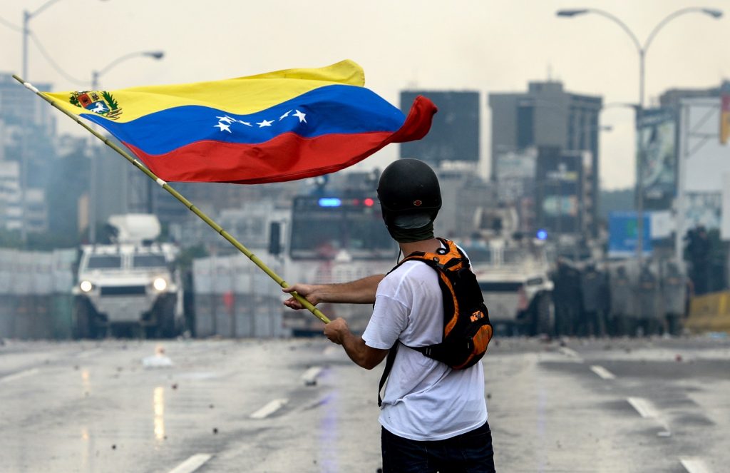 Venezuela: un defensor libre, cuatro continuan en prision 